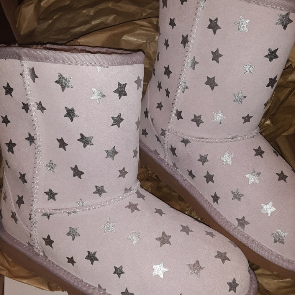 Authentic Girls UGG Boots (4) NEW